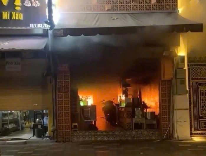 Cháy quán ăn tại Thành phố Hồ Chí Minh, 4 người tử vong - Ảnh 1. Cháy quán ăn tại Thành phố Hồ Chí Minh, 4 người tử vong - Ảnh 1.