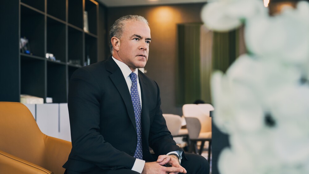 Chủ tịch Miss Universe bị phong tỏa tài khoản vì cuộc điều tra về ma túy - Ảnh 1.