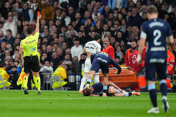 Real Madrid nhận 2 thẻ đỏ, thua ngay trên sân nhà trong ngày Mbappe và Vinicius gây thất vọng - Ảnh 2.