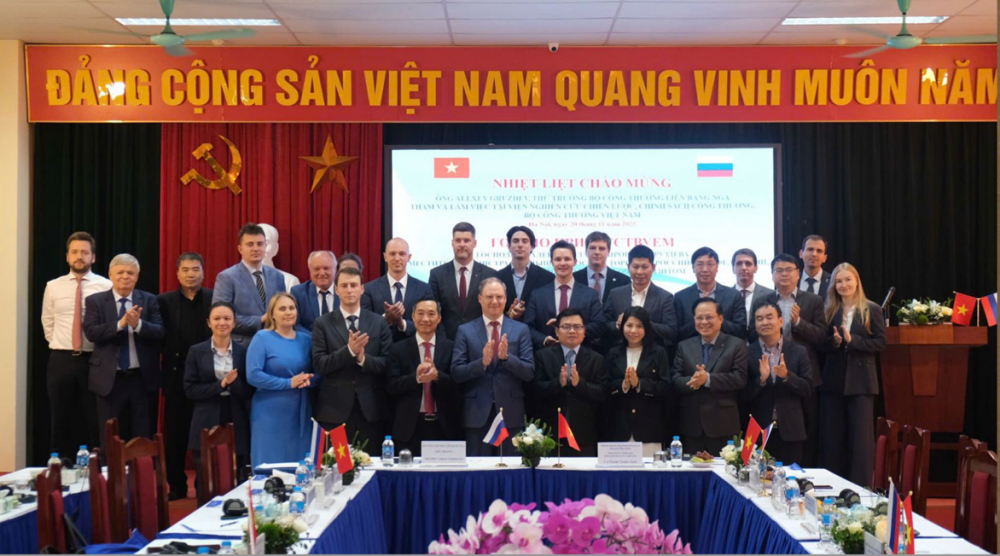 Kỹ sư Thanh ( thứ ba từ trái sang ) trong đoàn các nhà khoa học Nga tham dự Diễn đàn khoa học Việt - Nga về xúc tiến công nghiệp, công nghệ và đổi mới sáng tạo Kỹ sư Thanh ( thứ ba từ trái sang ) trong đoàn các nhà khoa học Nga tham dự Diễn đàn khoa học Việt - Nga về xúc tiến công nghiệp, công nghệ và đổi mới sáng tạo