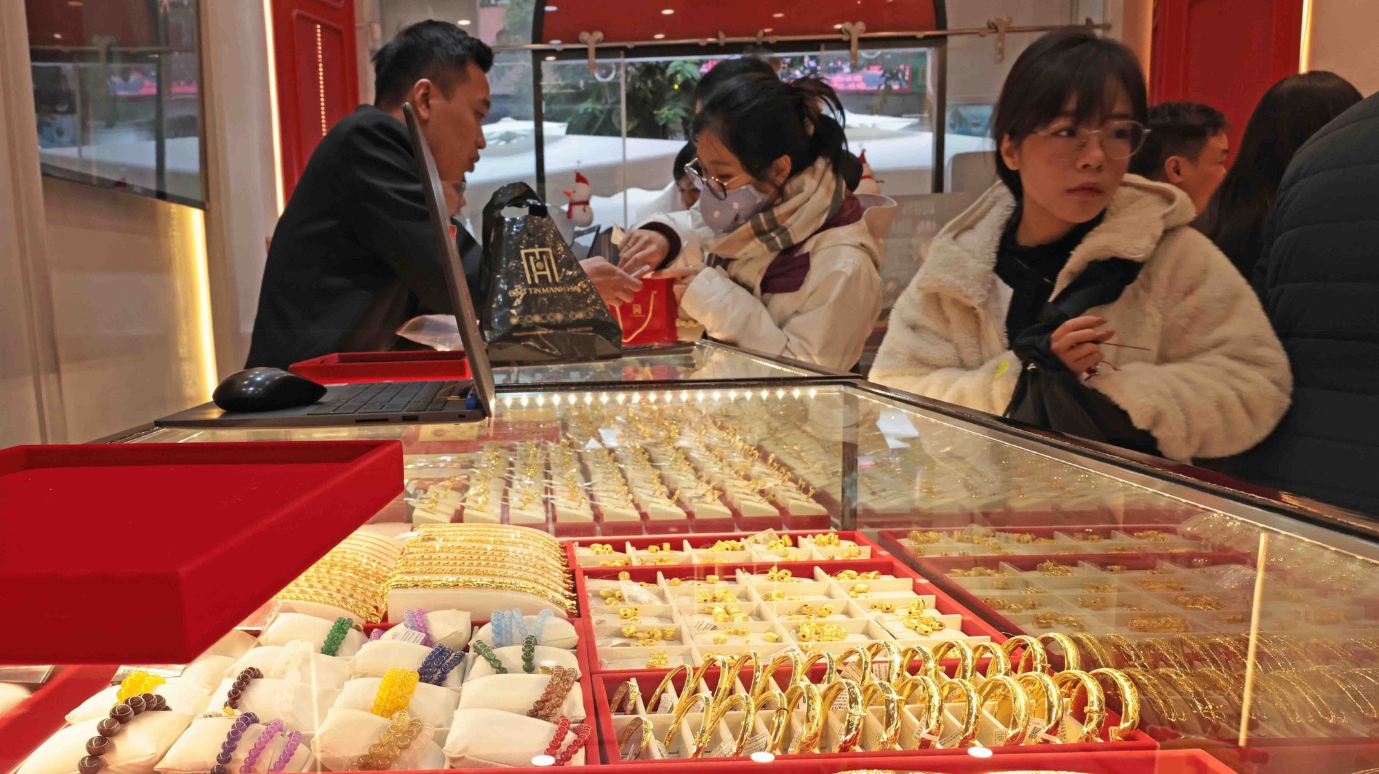 Giá vàng miếng sáng 8/12 tăng 300 nghìn đồng/lượng