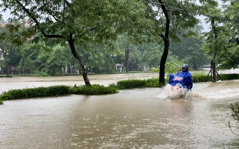 Thời tiết ngày và đêm 10/12: Vùng biển từ Nam Quảng Trị đến Cà Mau có mưa rào và dông - Ảnh 1.