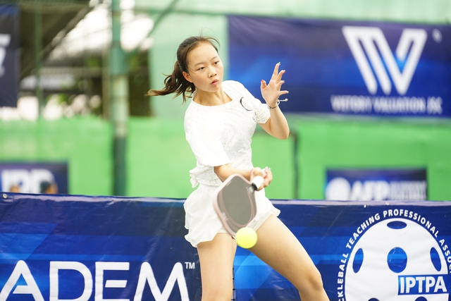 'Rẽ ngang' từ tennis sang pickleball, cô gái 17 tuổi nhận tiền thưởng vô địch 2,5 tỷ đồng, được ca ngợi là 'hiện tượng của Việt Nam' - Ảnh 2.