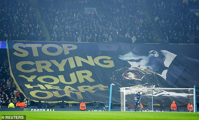 CĐV Man City giăng biểu ngữ chế nhạo Vinicius, Rodri có phản ứng bất ngờ - Ảnh 1.