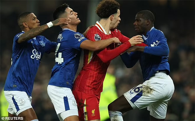 Mưa thẻ đỏ vì ẩu đả ở trận Everton vs Liverpool, HLV Arne Slot cũng bị đuổi - Ảnh 2.