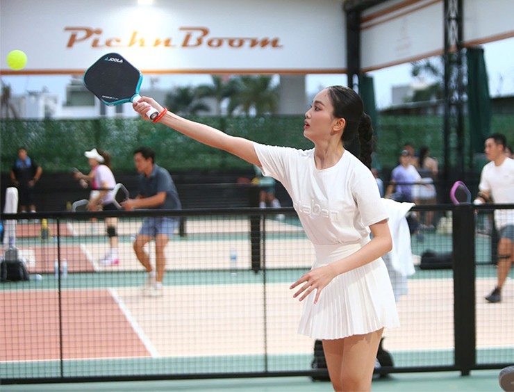 Hoa khôi bóng chuyền thử sức với pickleball, gây 'bão' khi đánh đâu thắng đó, 'gánh' cả đồng đội nam - Ảnh 4.