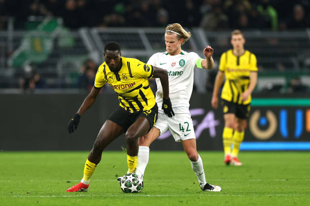 Dortmund (áo vàng) hòa Sporting 0-0 (thắng 3-0 chung cuộc) và vào vòng 1/8 cúp C1