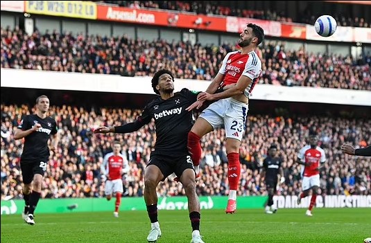 Huyền thoại Arsenal ví Merino đá tiền đạo như 'cá trên cây', khẳng định cơ hội vô địch của Pháo thủ chỉ còn 0,1 triệu % - Ảnh 1.