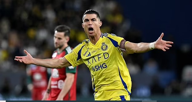 Ronaldo bị chỉ trích vì phản ứng 'trẻ con' với thẻ đỏ gây tranh cãi của tân binh từ Ngoại hạng Anh - Ảnh 1.