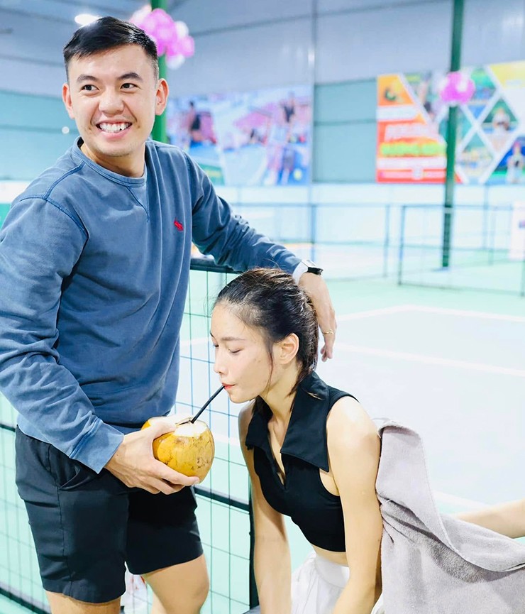 Lý Hoàng Nam gây sốt khắp các diễn đàn với màn chăm sóc vợ xinh trên sân pickleball - Ảnh 1.