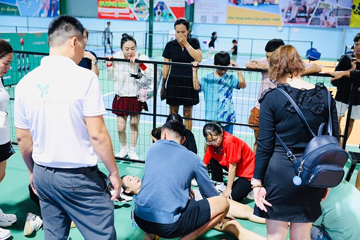 Lý Hoàng Nam gây sốt khắp các diễn đàn với màn chăm sóc vợ xinh trên sân pickleball - Ảnh 2.