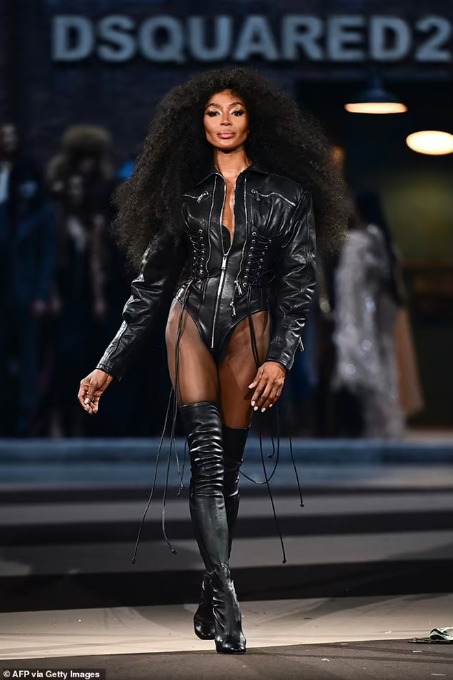 Naomi Campbell 54 Tuổi: Nữ hoàng runway bùng nổ &quot;MFW&quot; - Ảnh 1.