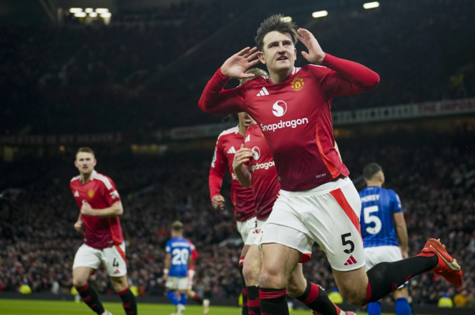 Maguire tỏa sáng, MU hạ Ipswich Town 3-2