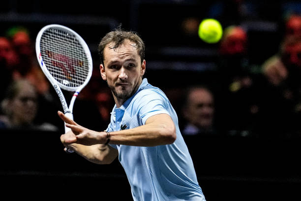 Daniil Medvedev vào tứ kết giải Dubai Open 2025