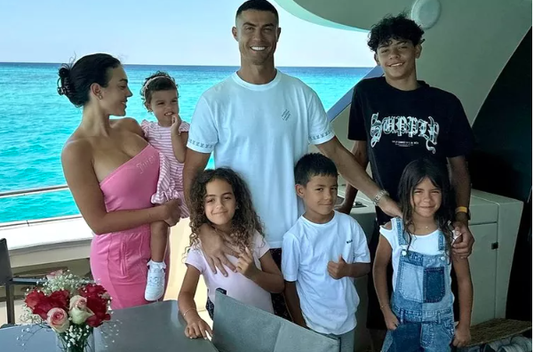 Ronaldo có cuộc sống hạnh phúc bên gia đình