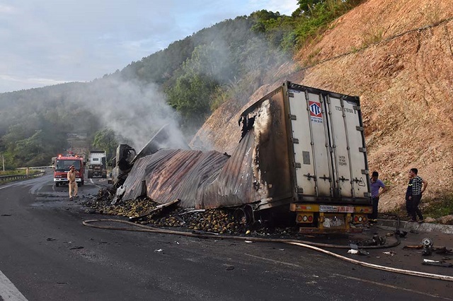 Cháy xe container trên đèo An Khê gây tắc giao thông nhiều giờ  - Ảnh 1.