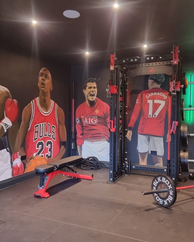 Khám phá phòng gym đẳng cấp của Garnacho: Nơi tôn vinh Ronaldo, Messi và huyền thoại thể thao - Ảnh 3.