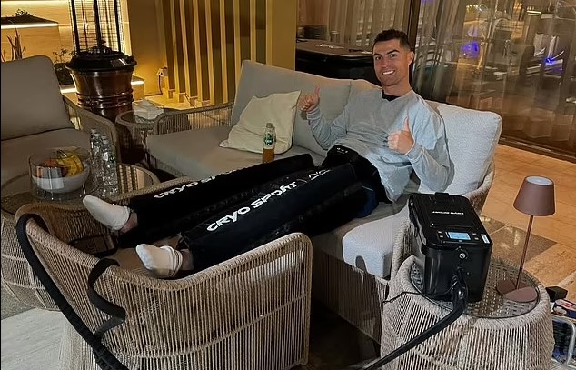 Chiếc bánh đặc biệt và tiệc sinh nhật 40 đơn giản nhưng đầy ắp tình yêu của Ronaldo - Ảnh 1.