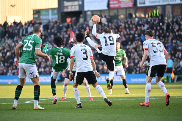 Liverpool (áo trắng) bị đội hạng dưới Plymouth đánh bại 1-0 và bị loại ở vòng 4 cúp FA