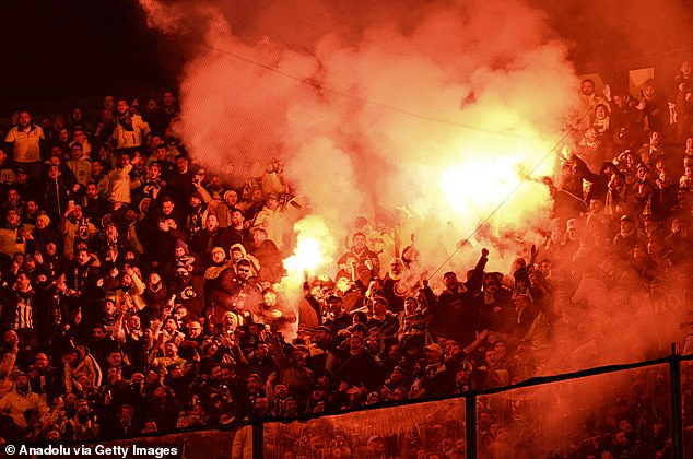 Fenerbahce kiện Galatasaray sau cáo buộc Mourinho phân biệt chủng tộc - Ảnh 2.