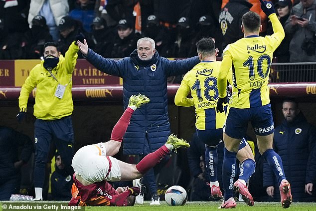 Fenerbahce kiện Galatasaray sau cáo buộc Mourinho phân biệt chủng tộc - Ảnh 1.