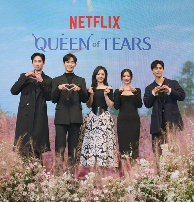 &quot;Queen of Tears&quot; từ đỉnh cao rating thành tâm điểm scandal của Park Sung Hoon và Kim Soo Hyun - Ảnh 1.