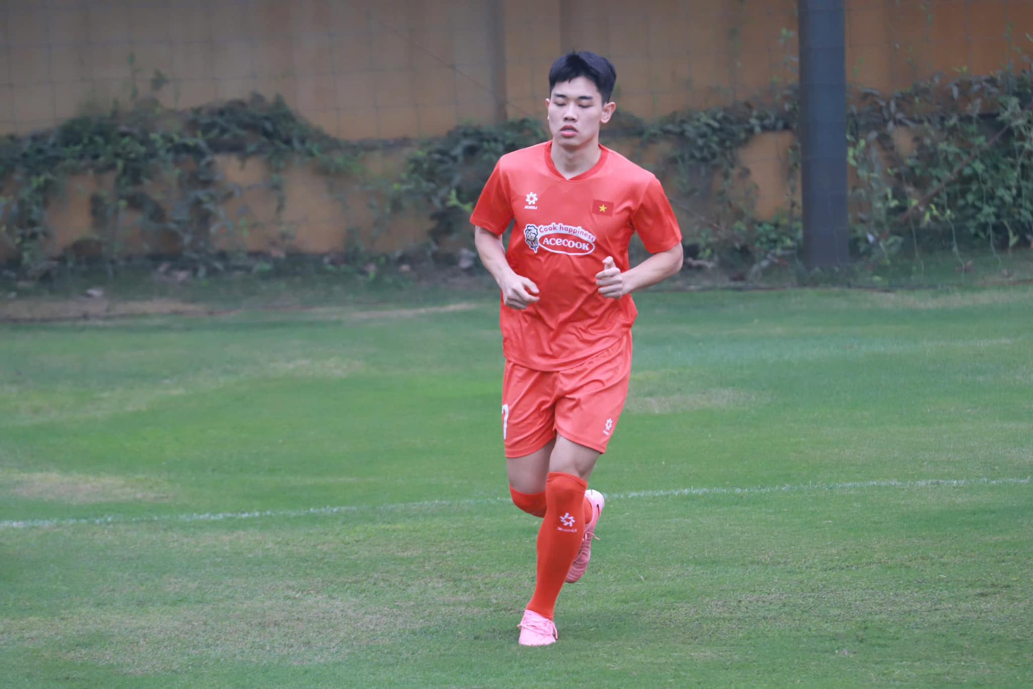 Đình Bắc chấn thương không nặng, HLV Kim Sang Sik vơi nỗi lo