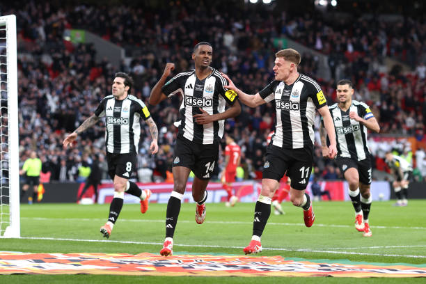 Isak ghi bàn giúp Newcastle đánh bại Liverpool 2-1 ở trận chung kết cúp Liên đoàn