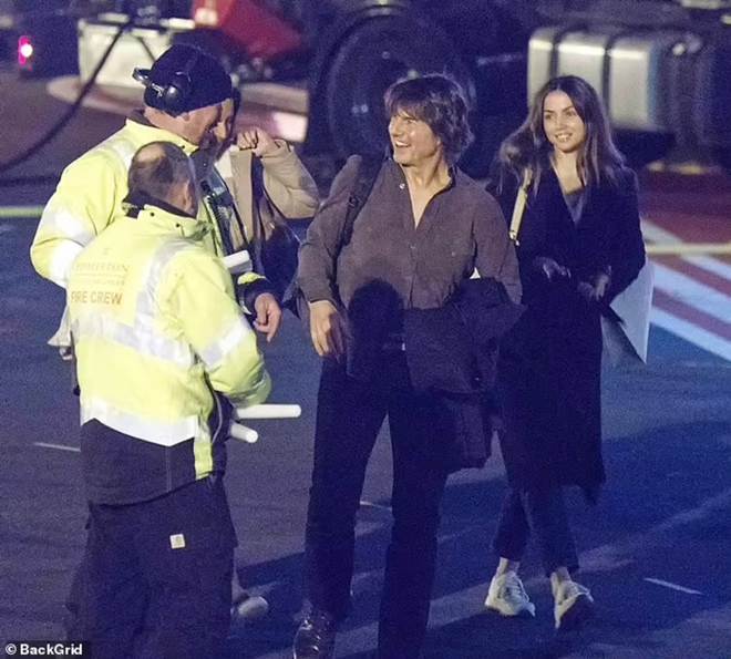 Tom Cruise và Ana De Armas hâm nóng tin đồn tình cảm tại Battersea Heliport - Ảnh 2.