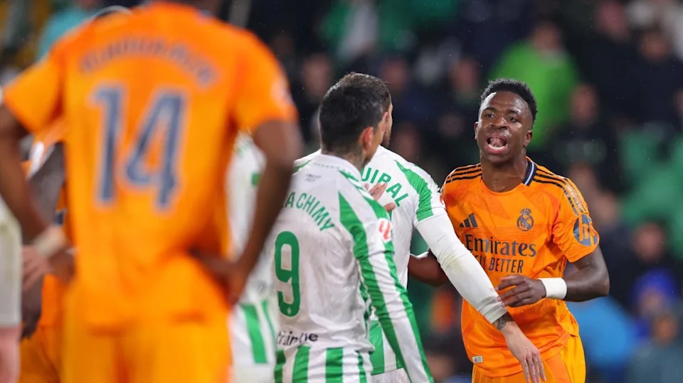 Vinicius lại gây tranh cãi với cử chỉ khiêu khích, CĐV Betis đáp trả quyết liệt