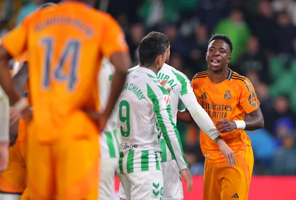 Vinicius lại gây tranh cãi với cử chỉ khiêu khích, CĐV Betis đáp trả quyết liệt - Ảnh 1.