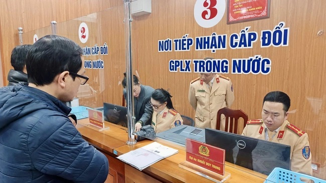 Tăng năng lực tiếp nhận, xử lý hồ sơ cấp đổi giấy phép lái xe lên 10 nghìn bộ mỗi ngày - Ảnh 1.