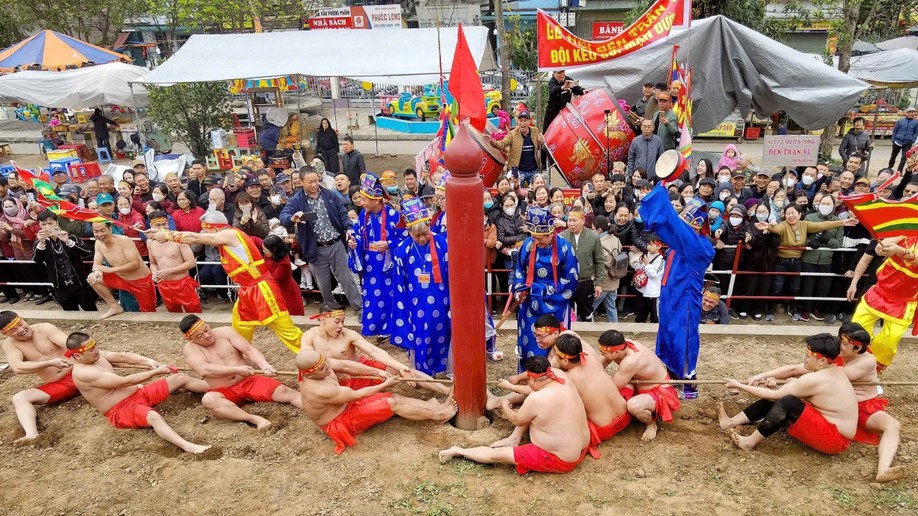 Sôi động thực hành kéo co ngồi tại Đền Trấn Vũ, Long Biên, Hà Nội