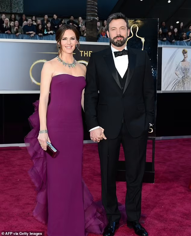 Ben Affleck muốn hợp tác phim mới với Jennifer Garner sau 22 năm &quot;Daredevil&quot; - Ảnh 1.