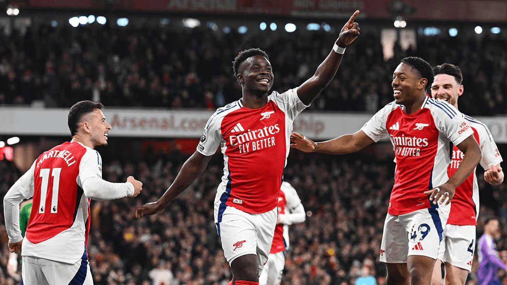 Saka tái xuất ấn tượng, Arsenal thắng kịch tính ở derby London, vẫn nuôi hy  vọng vô địch