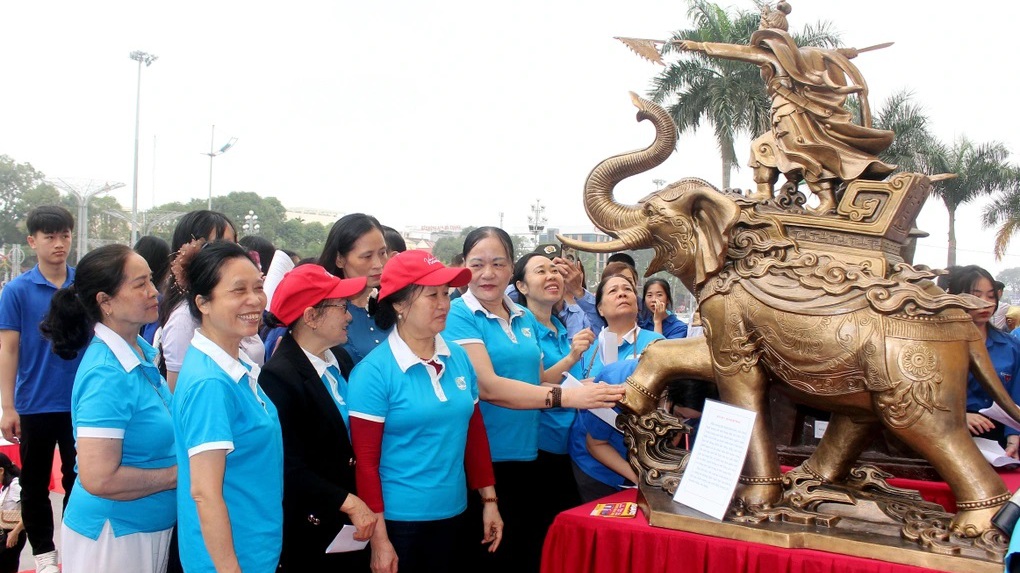 Trưng bày, xin ý kiến nhân dân về mẫu tượng đài Bà Triệu