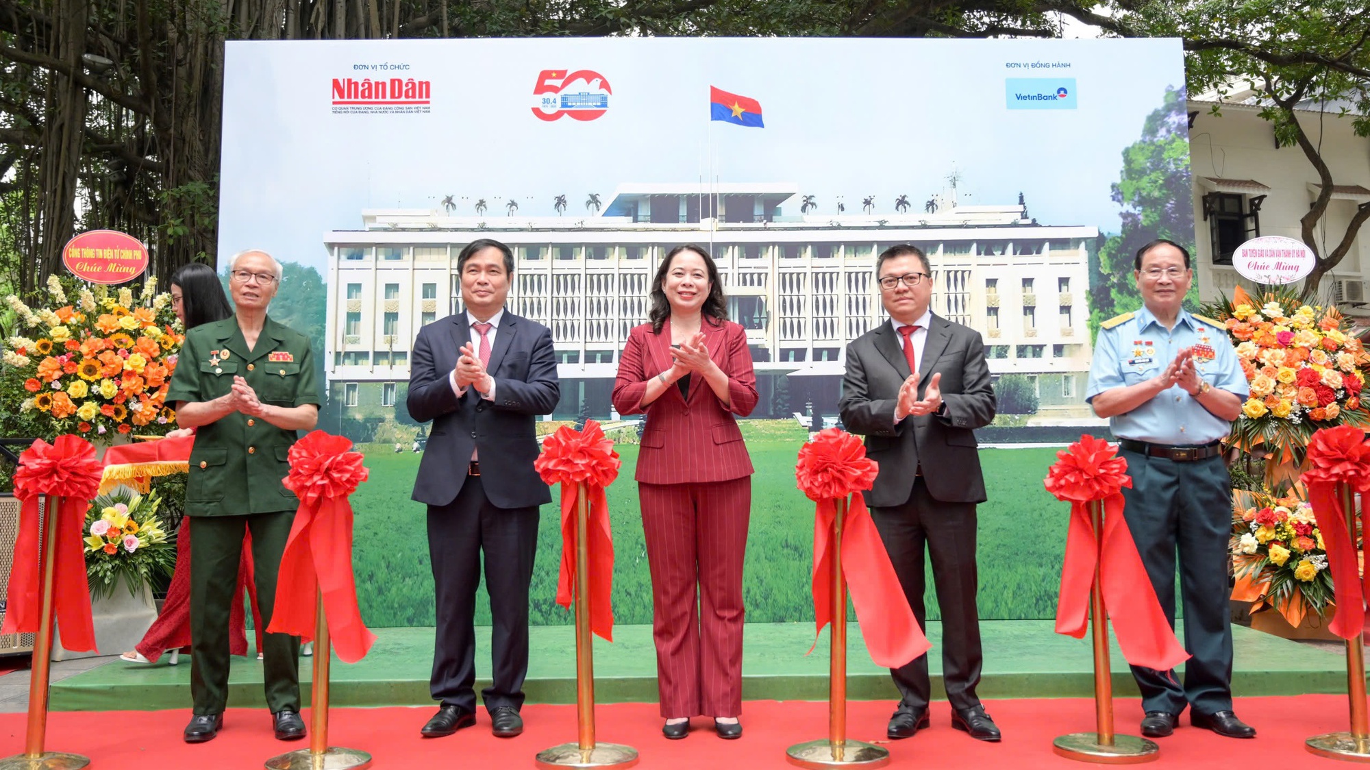 Sống lại thời khắc lịch sử 50 năm về trước bằng công nghệ 3D mapping trên báo in