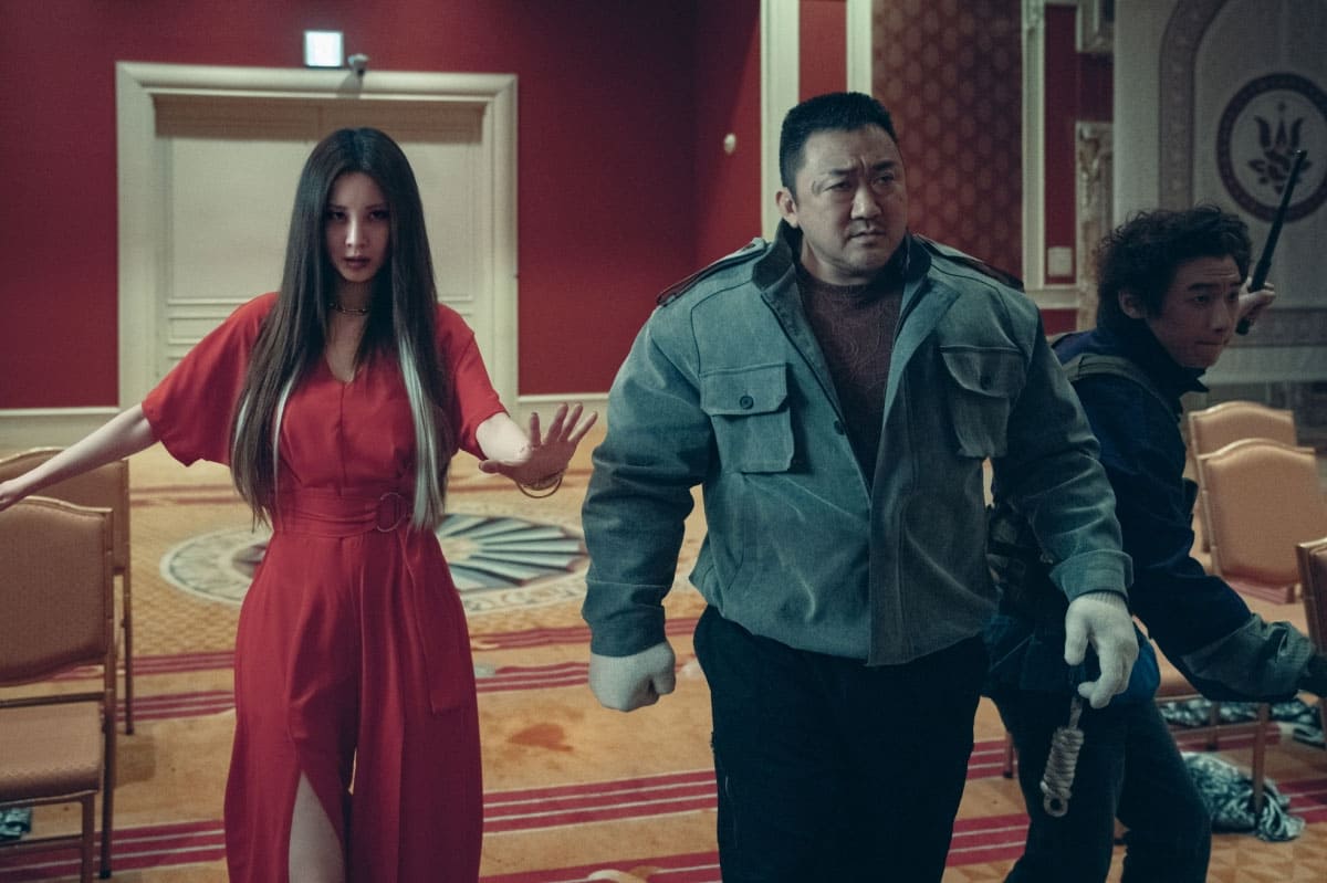 Ma Dong Seok biến hóa thành anh hùng bóng tối trong "Holy Night: Demon  Hunters"