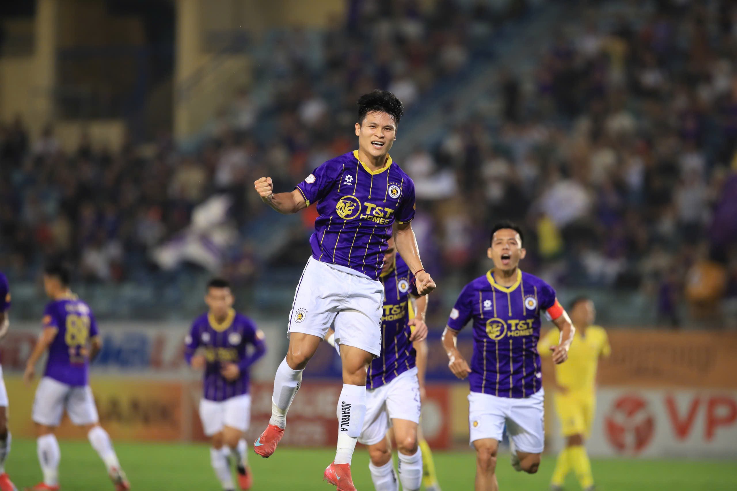 CLB Hà Nội đánh bại Quảng Nam, tiếp tục đua vô địch V-League với Nam Định