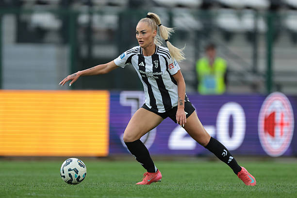 Nữ cầu thủ quyến rũ nhất thế giới chia tay sao Juventus - Ảnh 1.