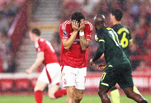 Forest để thua 0-2 ngay trên sân nhà trước Brentford ở vòng 34 Ngoại hạng Anh. Forest để thua 0-2 ngay trên sân nhà trước Brentford ở vòng 34 Ngoại hạng Anh.