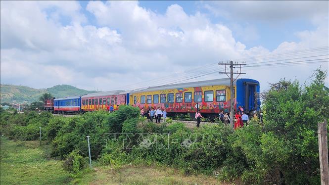 Bình Định đưa vào vận hành chuyến tàu du lịch "hành trình về với đất võ" - Ảnh 1. Bình Định đưa vào vận hành chuyến tàu du lịch "hành trình về với đất võ" - Ảnh 1.