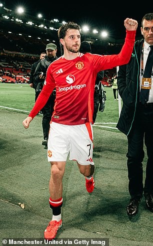 Hành trình tái sinh của Mason Mount: HLV như người cha và tình bạn trong phòng thay đồ - Ảnh 3.