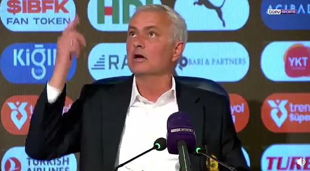 Mourinho đùa cợt nhà báo khi bị hỏi về mùa giải không danh hiệu của Fenerbahce - Ảnh 1.