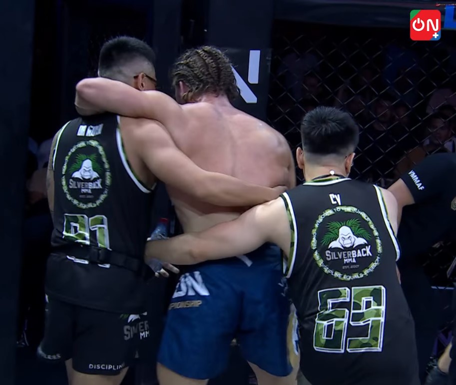 Võ sĩ ‘thần sấm’ châu Âu xin thua trước ‘Độc cô cầu bại’ wushu Việt Nam, phải có người dìu khỏi sân - Ảnh 3.