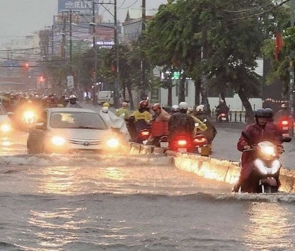Chùm ảnh TP HCM mưa tầm tã, nhiều tuyến đường ngập sâu - Ảnh 7.