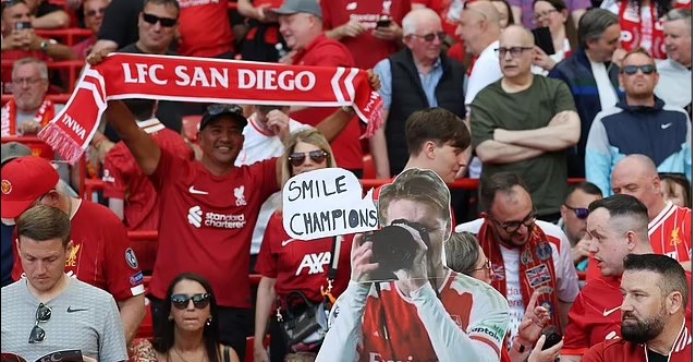 CĐV Liverpool 'xát muối' vào nỗi đau kéo dài của Arsenal, Arteta và Odegaard bị chế nhạo tơi tả - Ảnh 2.