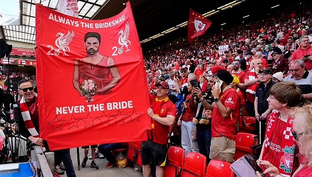 CĐV Liverpool 'xát muối' vào nỗi đau kéo dài của Arsenal, Arteta và Odegaard bị chế nhạo tơi tả - Ảnh 1.