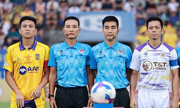 Bi hài V-League: Trọng tài không cho thay người vì... không hiểu luật - Ảnh 1. Bi hài V-League: Trọng tài không cho thay người vì... không hiểu luật - Ảnh 1.