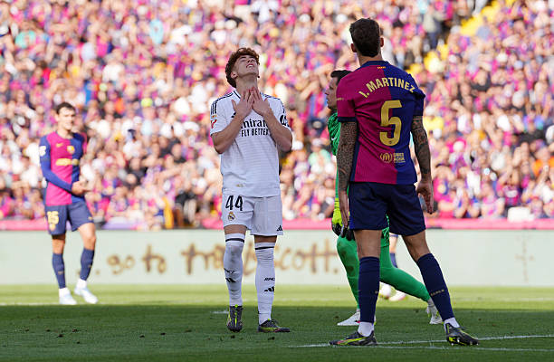 Víctor Muñoz tiếc nuối sau khi bỏ lỡ cơ hội ghi bàn gỡ hòa 4-4 cho Real Madrid trong trận kinh điển với Barca Víctor Muñoz tiếc nuối sau khi bỏ lỡ cơ hội ghi bàn gỡ hòa 4-4 cho Real Madrid trong trận kinh điển với Barca